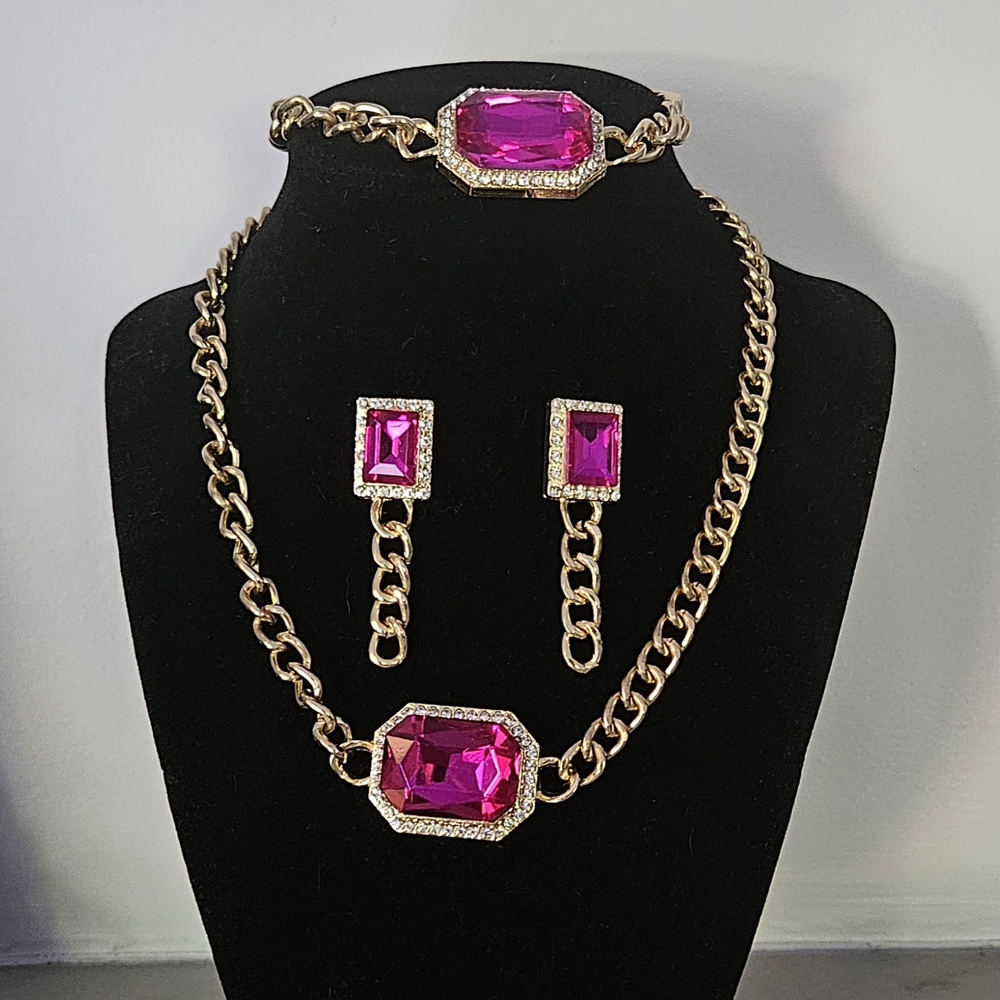 Luxurious Gold Necklace with Vibrant Pink Accents